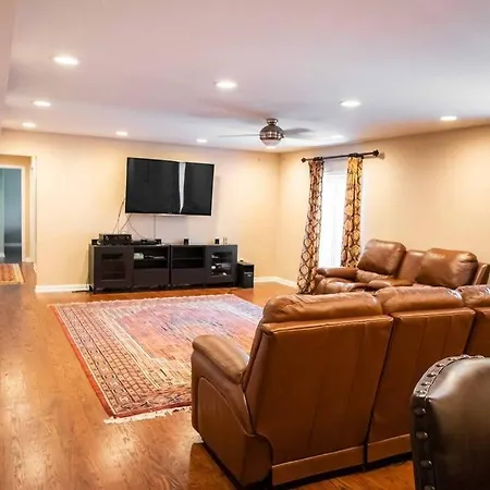 Charming Apartment On Oak